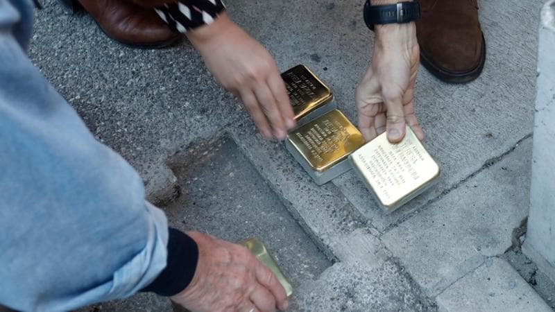 La posa di alcune pietre d'inciampo a Bologna