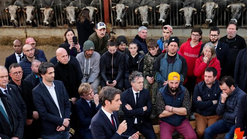 Francia, Attal tra i gilet verdi per fermare la protesta dei trattori con 10 misure anti-crisi. I sindacati: “Avanti con i blocchi”