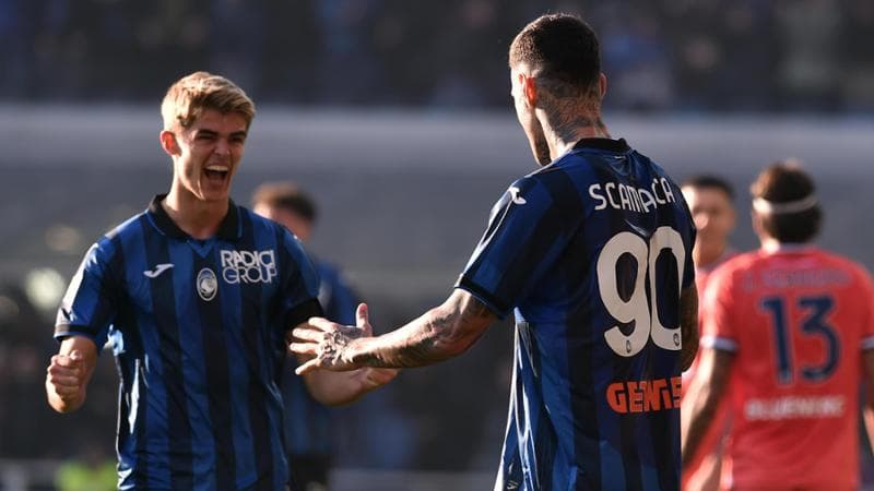 Scamacca esulta con De Ketelaere dopo il gol