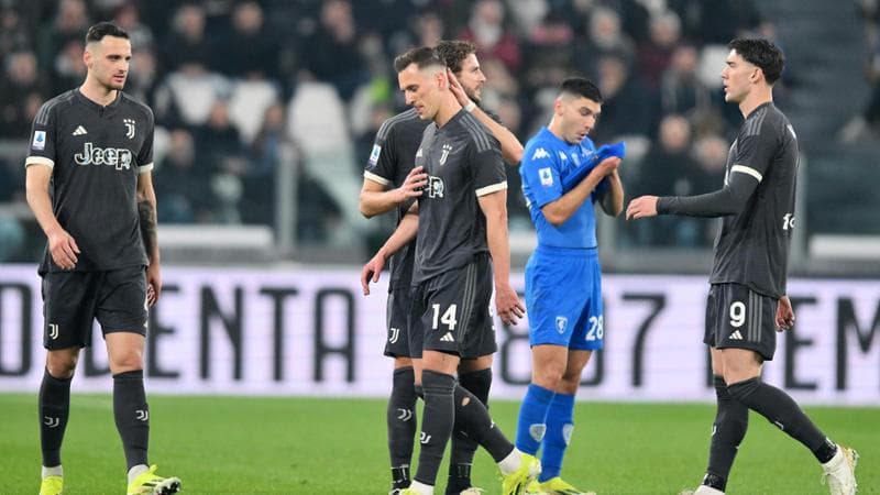 Milik lascia il campo dopo l'espulsione