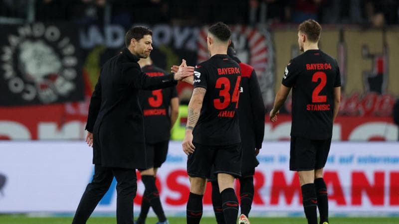 Xabi Alonso consola i suoi giocatori a fine partita