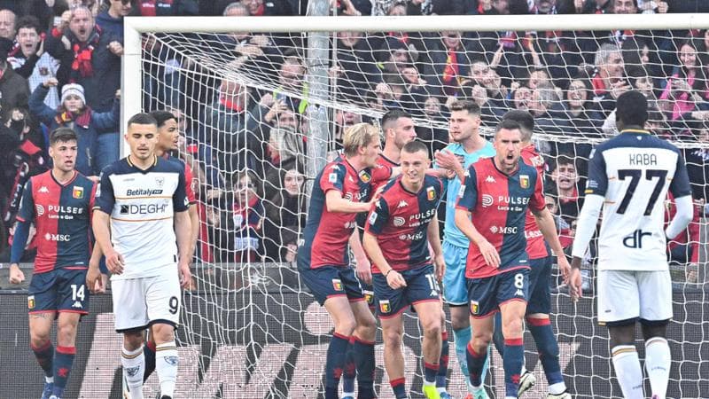 Martinez festeggiato dai compagni dopo il rigore parato