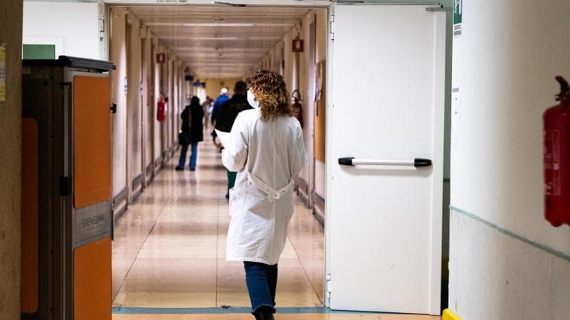 Gender gap, in medicina sempre più donne ma poche nei ruoli apicali: pesano anche violenza e maternità