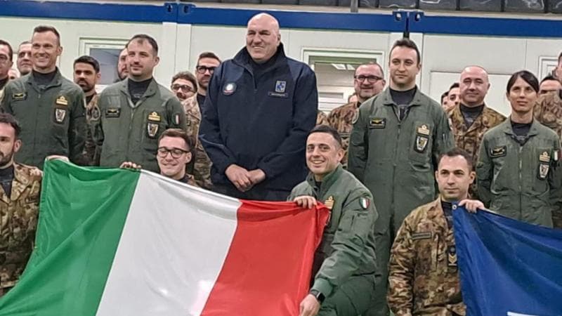 Il ministro Crosetto con il contingente italiano a Malbork (Polonia)