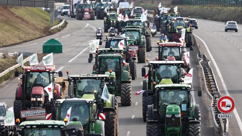 Parigi circondata dai gilet verdi. Attal prova a fermare i trattori