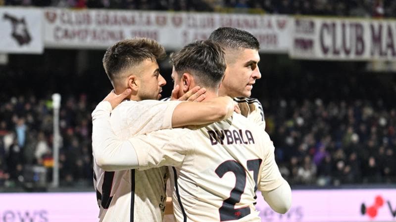 Dybala festeggiato dopo il rigore che ha sbloccato il risultato