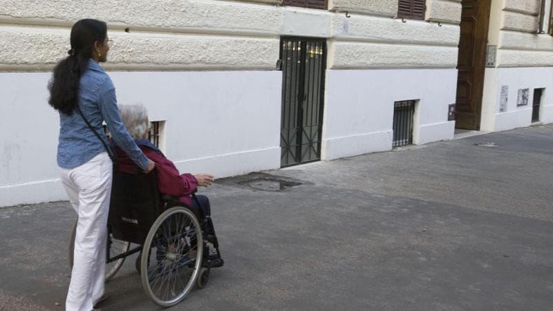 Il bluff del governo sugli anziani non autosufficienti: l’assegno non è di 1.000 euro e arriverà solo a 25 mila ultraottantenni