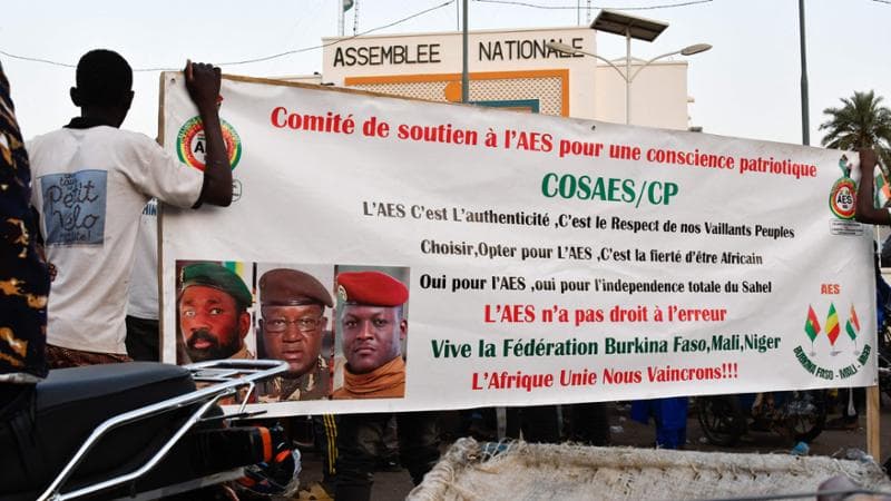 I paesi golpisti dell’Alleanza del Sahel dicono addio all’Ecowas in risposta alle sanzioni. Senza uno spazio aperto regionale rischio bomba migratoria