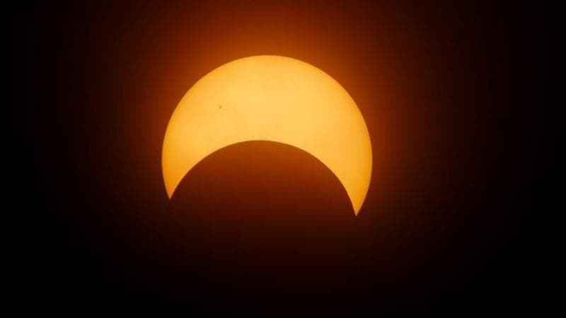 Eclissi totale di sole, negli Usa è asta per i biglietti aerei: “Vogliamo vederla in volo”
