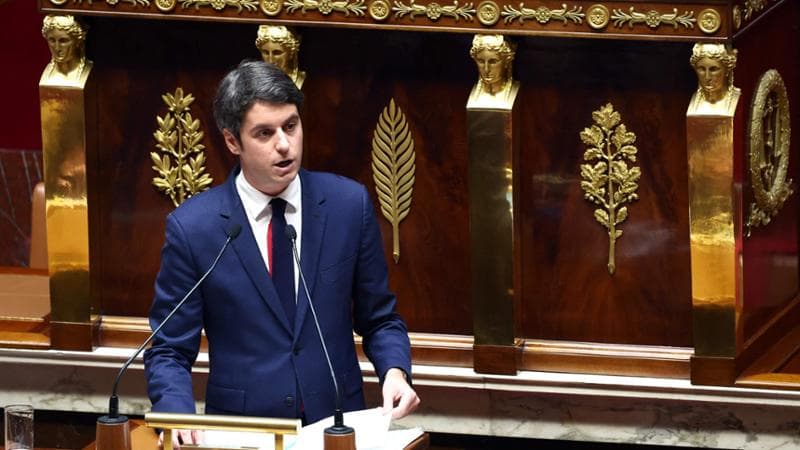 Attal in aula: “Essere francesi oggi vuol dire anche poter essere premier rivendicando la propria omosessualità”