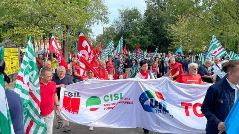 Il corteo silenzioso organizzato da Cgil, Cisl e Uil dopo la morte dei cinque operai travolti da un treno mentre stavano eseguendo lavori di manutenzione sui binari a Brandizzo, a Vercelli, 4 settembre 2023. .ANSA/ROBERTO MAGGIO