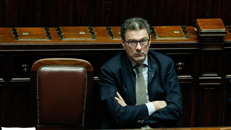 Poste, Giorgetti: “Altri hanno svenduto, non andrà come con Tim. Nessuno a parte il Mef avrà più del 5%”