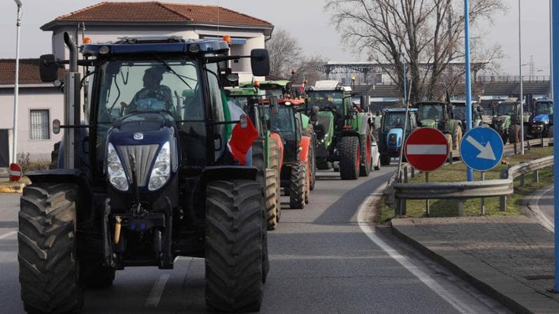 La Ue offre una tregua. Gli agricoltori resistono: “Poco e troppo tardi”