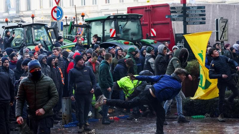 Agricoltori, la protesta dei trattori a Bruxelles. Tensione e uova contro l’Europarlamento