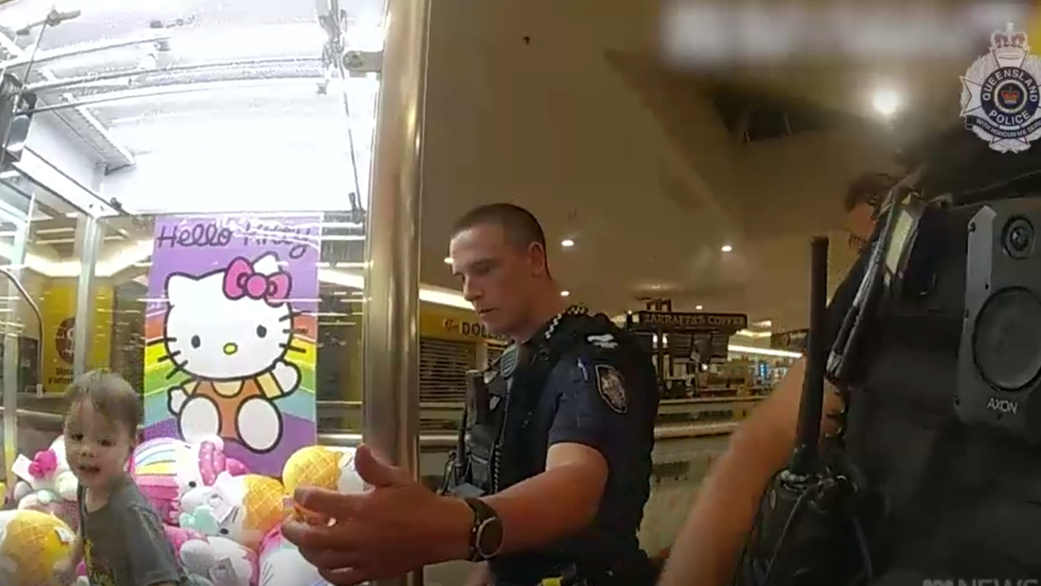 Australia, la polizia salva un bambino intrappolato nella macchina ...