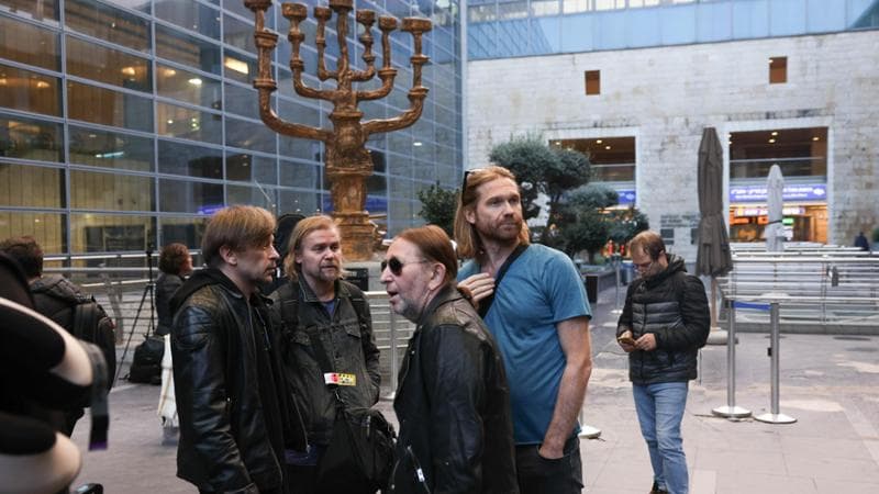 L'arrivo della band all'aeroporto Ben Gurion di Tel Aviv