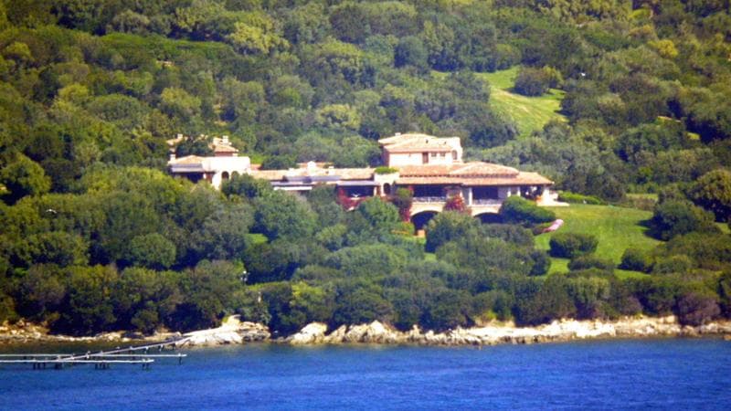 Vendesi Villa Certosa, fantasmagoria dell'eccesso di Berlusconi tra finti vulcani e nuraghe, teatro di feste con Putin e il Bagaglino
