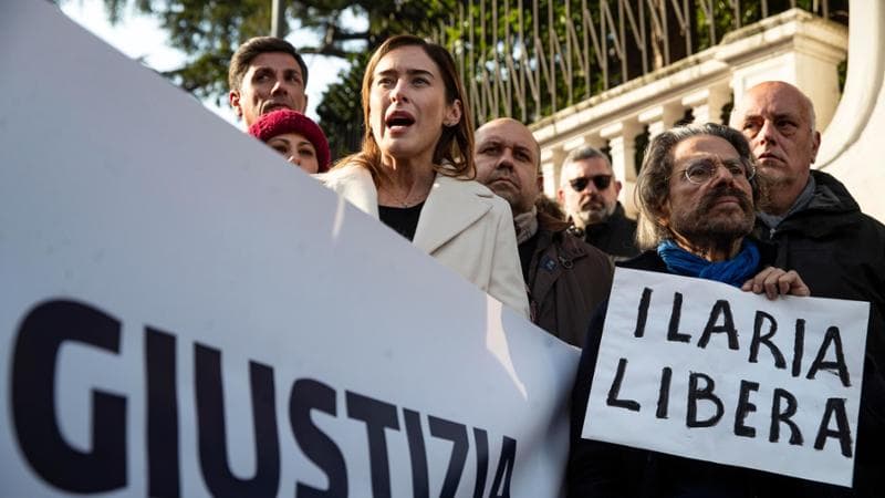 La deputata di Iv Maria Elena Boschi durante la manifestazione organizzata da Italia Viva, presso l&rsquo;Ambasciata ungherese in Italia, per chiedere giustizia per Ilaria Salis
