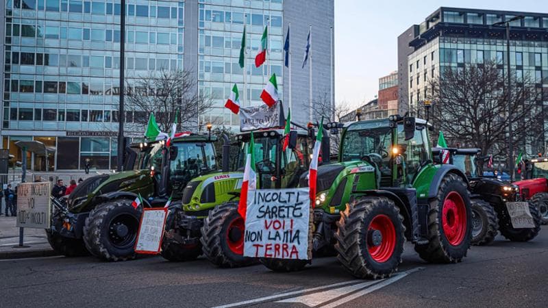 Gli agricoltori con i trattori protestano davanti al Pirellone a Milano