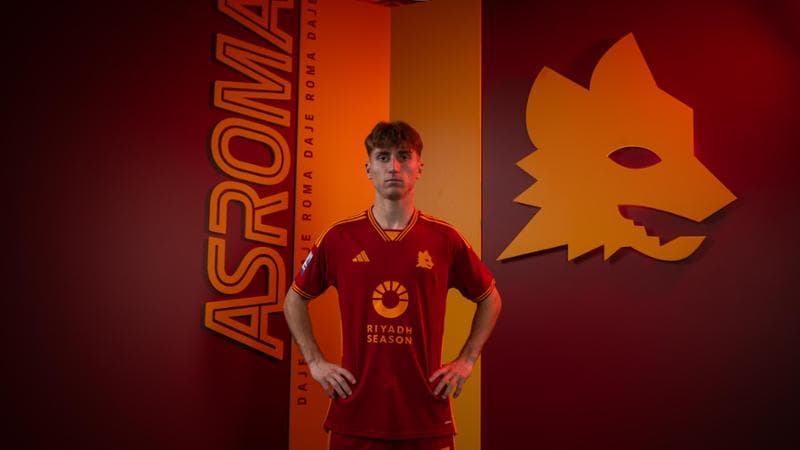 La prima foto di Baldanzi romanista