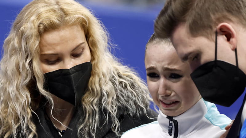 La celebre immagine di Kamila Valieva in lacrime strigliata dall'allenatrice Eteri Tutberidze alle Olimpiadi di Pechino