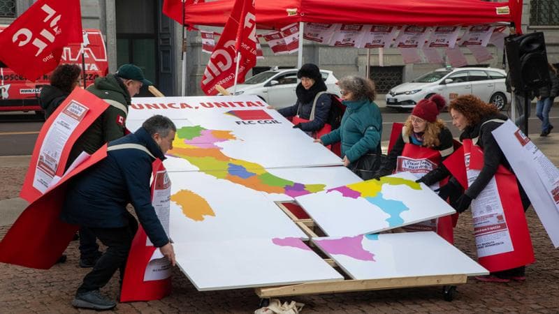 Milano, 28 gennaio: un presidio della Flc Cgil contro l'autonomia differenziata
