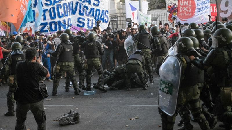 Argentina, ok parziale alla legge omnibus di Milei. A Buenos Aires migliaia in piazza e violente repressioni