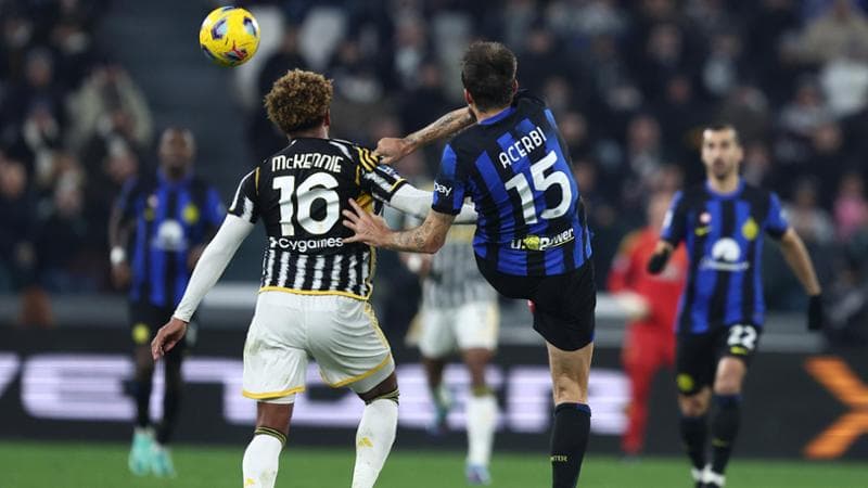 Duello McKennie-Acerbi in uno Juve-Inter