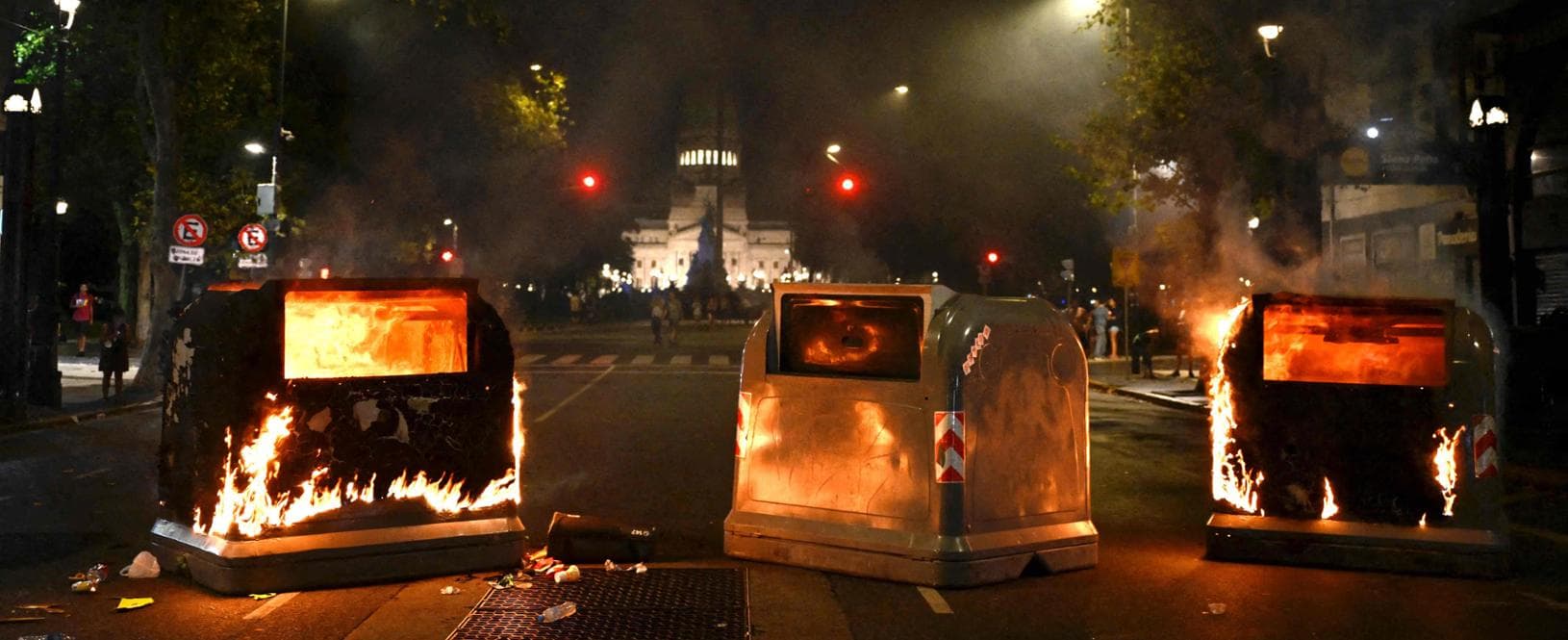 Tra le barricate della protesta che infiamma Buenos Aires: “Milei traditore”