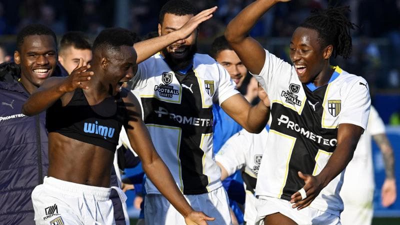 La festa dei giocatori del Parma dopo la vittoria sul Venezia