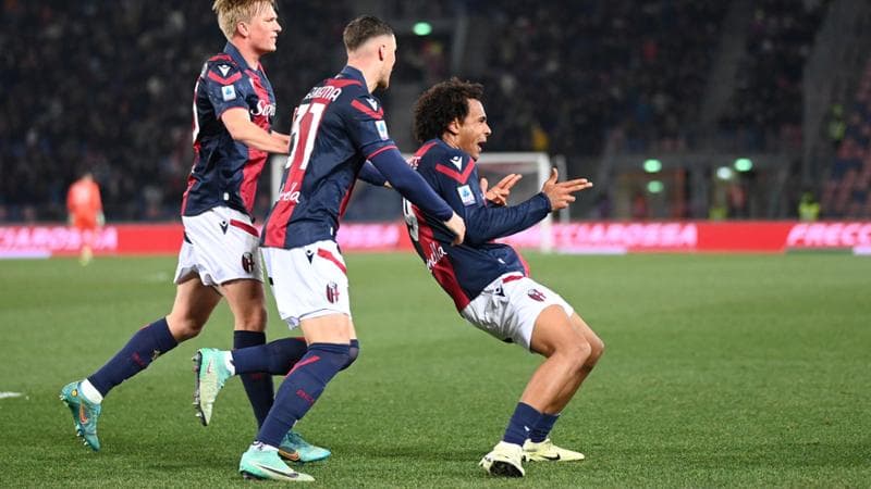 Zirkzee esulta dopo aver costretto Viti a fare autogol