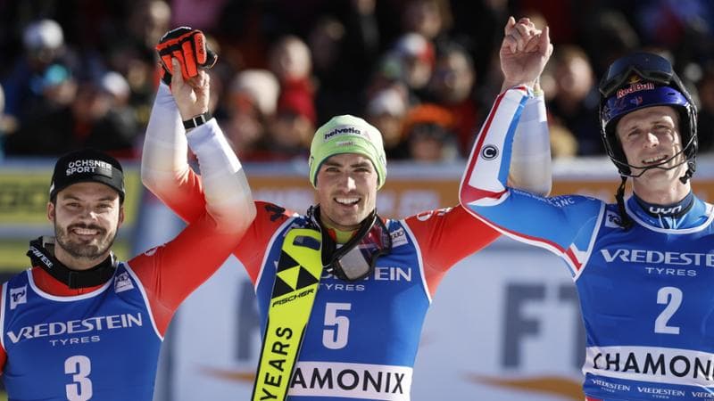 Daniel Yule (al centro) festeggia la vittoria con Meillard (a sinistra) e Noel