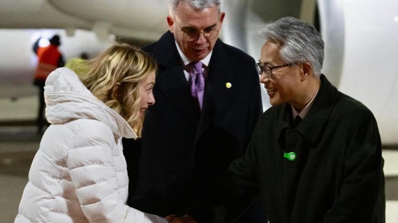 Giorgia Meloni accolta a Tokyo dall'ambasciatore d'Italia Gianluigi Benedetti e dall'ambasciatore del Giappone in Italia Satoshi Suzuki