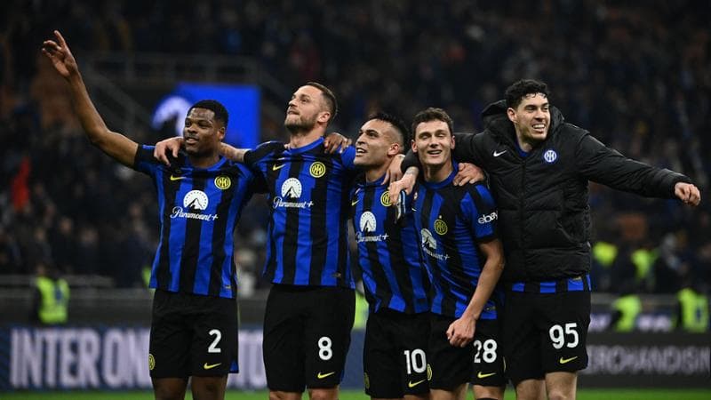 Pavard (secondo da destra) festeggia con i compagni al termine di Inter-Juve