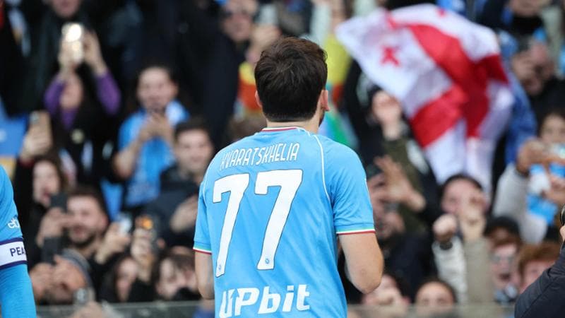 Kvaratskhelia esulta dopo il gol al Verona