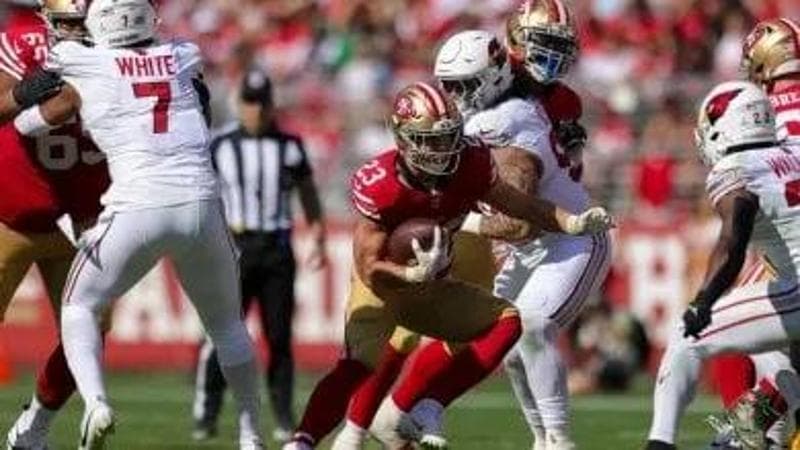 McCaffrey non lo ferma nessuno, Niners e Eagles uniche imbattute. Emozione per il ritorno di Hamlin in campo