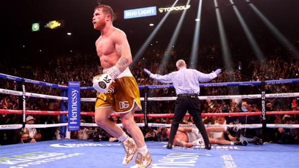 Boxe, Canelo Alvarez sempre più nella storia: abbatte Plant, è unico re dei supermedi