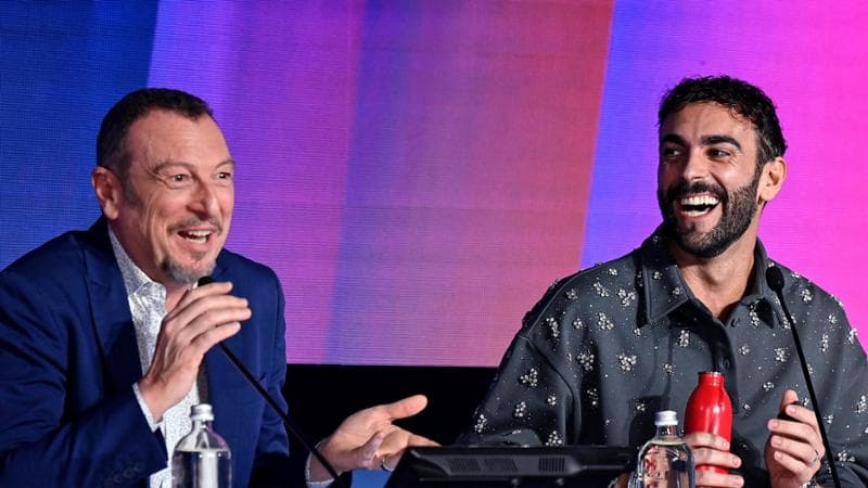 Amadeus: “Pronto ad accogliere i trattori sull’Ariston, non cambio idea”. E con Mengoni canta Bella ciao: “Siamo antifascisti”