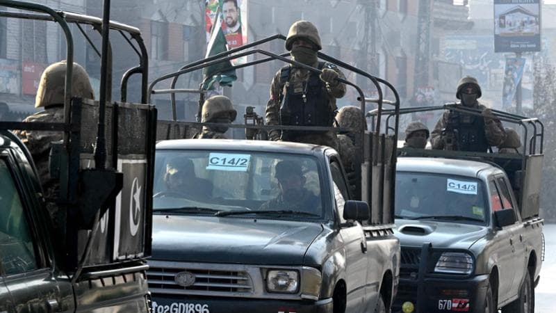 Pakistan, vigilia di elezioni violenta: 22 morti in due attentati. Rivendica l’Isis