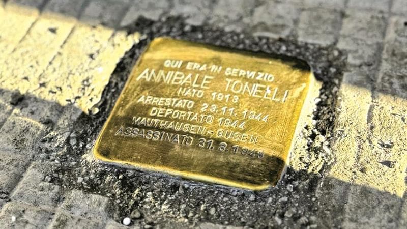 La pietra d'inciampo dedicata ad Annibale Tonelli, poliziotto della questura di La Spezia, deportato a Gusen e lì assassinato nel 1945