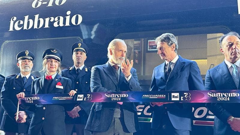 Giampaolo Rossi e Luigi Corradi davanti al treno Rai per Sanremo