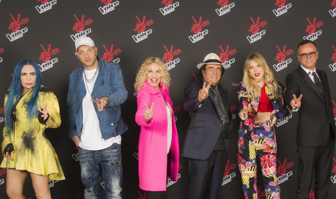 Loredana con gli altri giudici di The Voice Senior e la conduttrice Antonella Clerici
