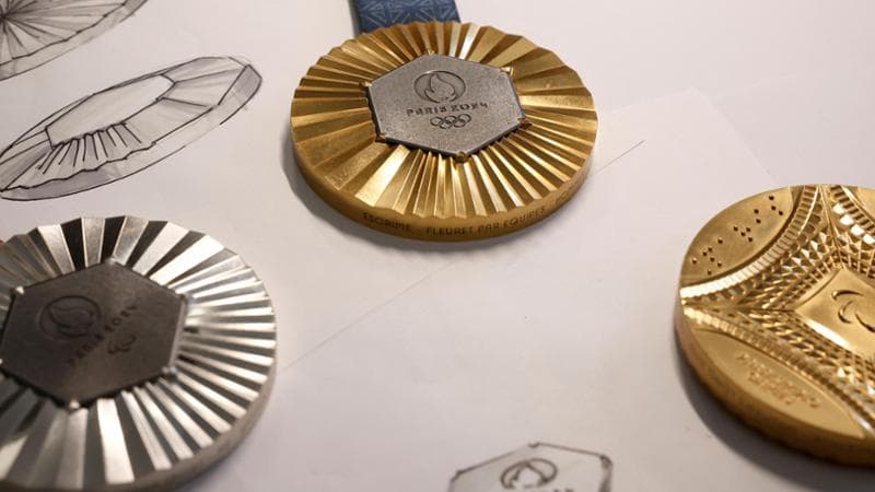 Olimpiadi, un pezzo di Tour Eiffel nelle medaglie di Parigi 2024 - la ...