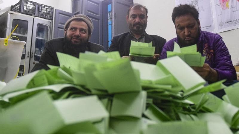 Pakistan al voto, Imran Kahn in testa a sorpresa: il governo sospende la diffusione dei risultati, reparti antisommosa nelle strade