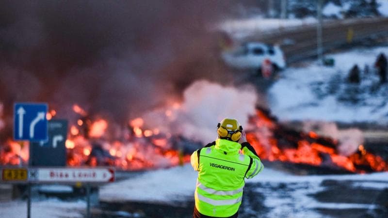 Islanda, nuova eruzione vulcanica nella penisola di Reykjanes. Acqua calda a rischio per 20mila persone