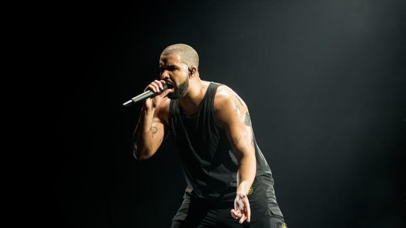 Drake vittima del deepfake. Dopo il caso di Taylor Swift, su X le immagini hard del rapper