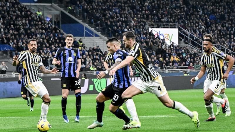 Un contrasto tra Gatti e Lautaro sotto gli occhi di Danilo e Pavard in Inter-Juventus
