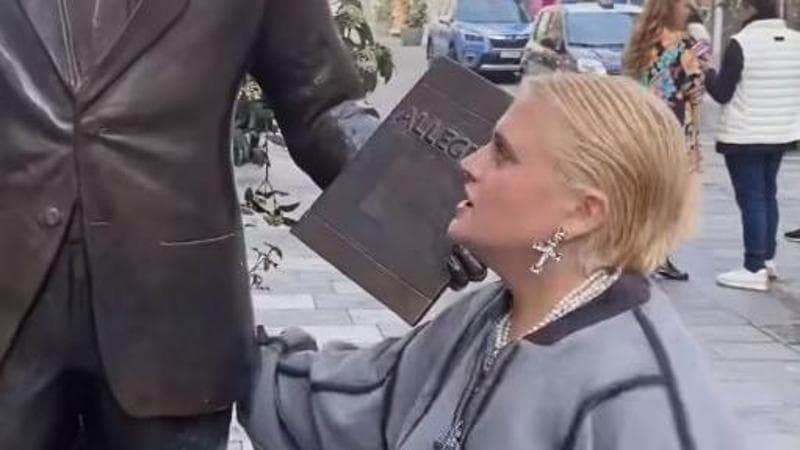 BigMama e la toccata porta fortuna alla statua di Mike Bongiorno