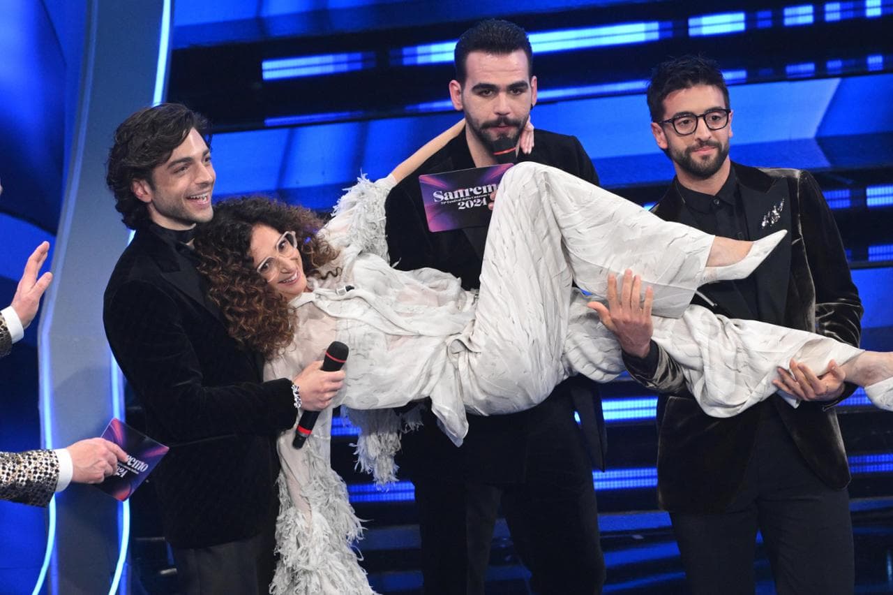 Teresa Mannino, co-conduttrice della terza serata di Sanremo 2024, con Il Volo