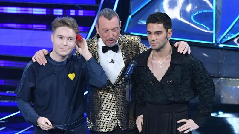 Sanremo terza serata, nella foto da sinistra: Alfa, Amadeus e Maninni con la matita dietro l'orecchio sinistro